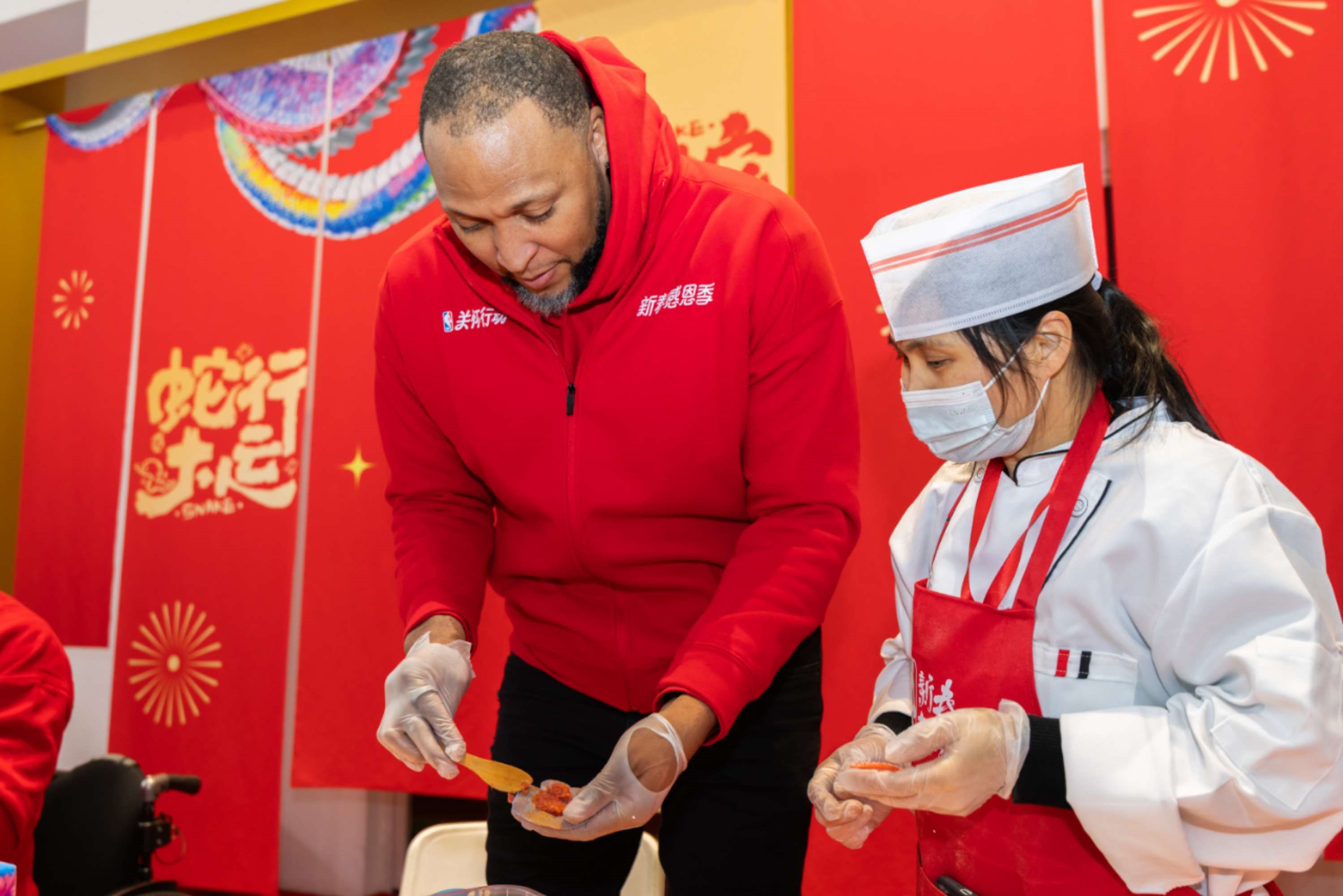 NBA球星肖恩·马里昂携球迷共庆新春 传统文化体