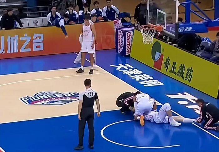 冯熙瑞重伤赛季报销 傅文昊或成深圳内线新希望