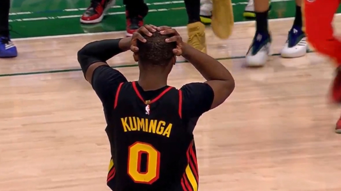 库明加超远三分绝杀！不可思议进球震撼全场