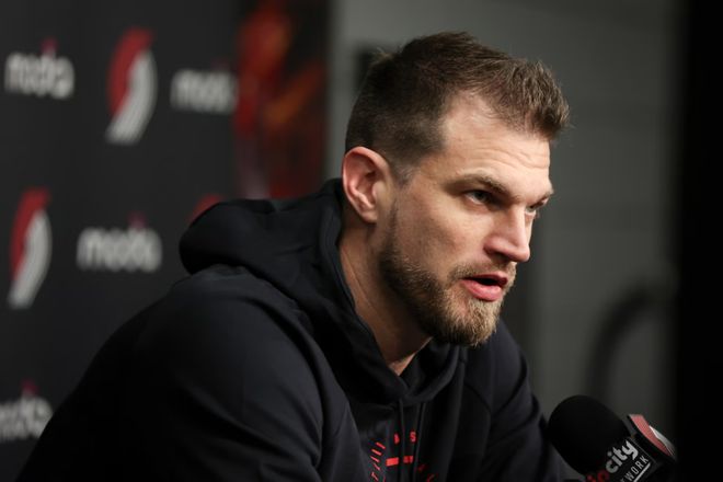 邓登上任首日向开拓者球员传达提升标准与未来