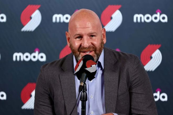 邓登上任首日向开拓者球员传达提升标准与未来